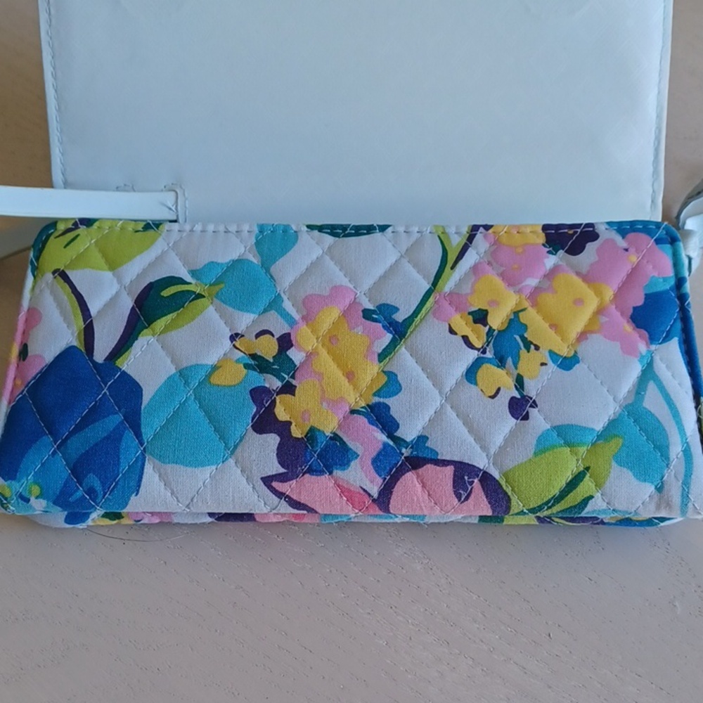 Vera Bradley RFID Wallet In The Marion Floral Pattern - Picture 3 of 17